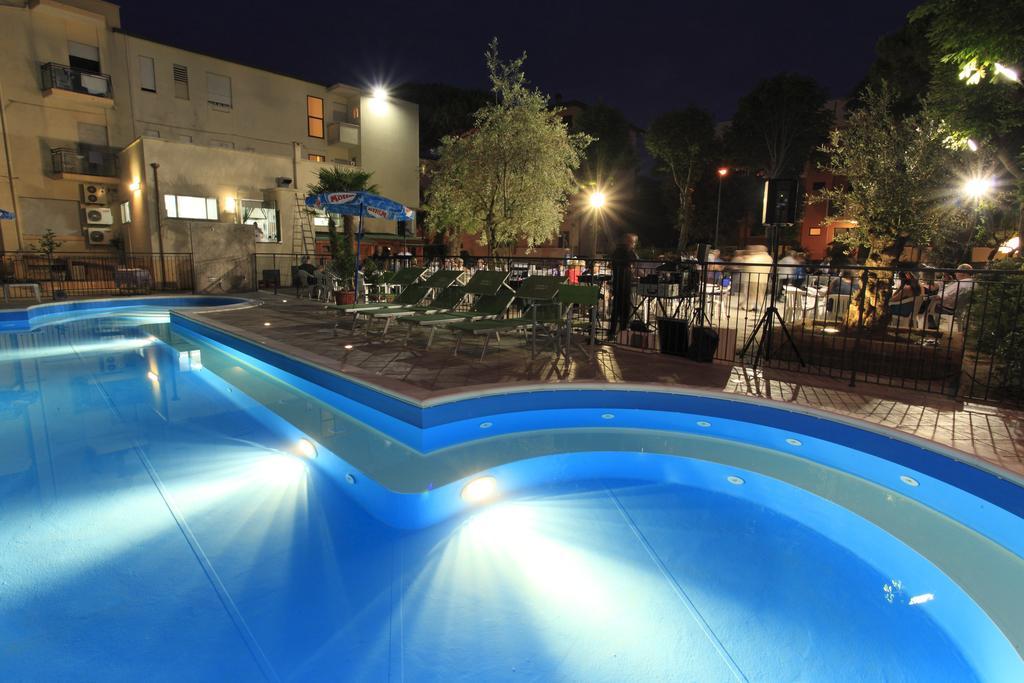 Hotel Vannini Rimini Exteriör bild